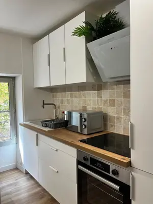 Cuisine ou kitchenette dans l'établissement Le Cocon - Appartement avec salle de Cinéma