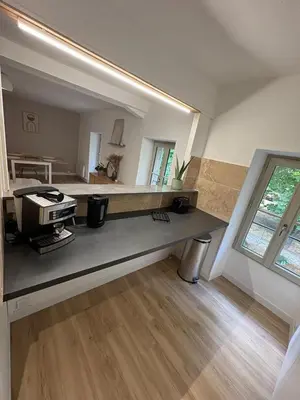 Cuisine ou kitchenette dans l'établissement Le Cocon - Appartement avec salle de Cinéma