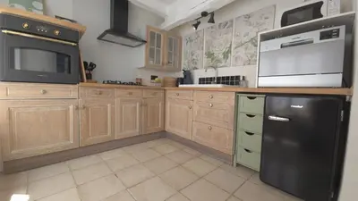 Cuisine ou kitchenette dans l'établissement L'Hirondelle