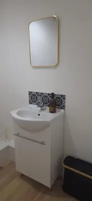 Salle de bains dans l'établissement L'Hirondelle