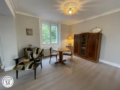Coin salon dans l'établissement Maison rénovée proche du Rocher de Cheffois avec Wifi - FR-1-426-587