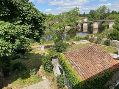 Jardin de l'établissement Le Caprice garden, river and chateau