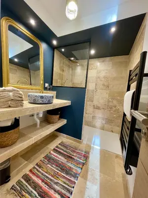 Salle de bains dans l'établissement Le saint G