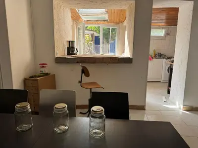 Cuisine ou kitchenette dans l'établissement Maison dans village calme à la mer