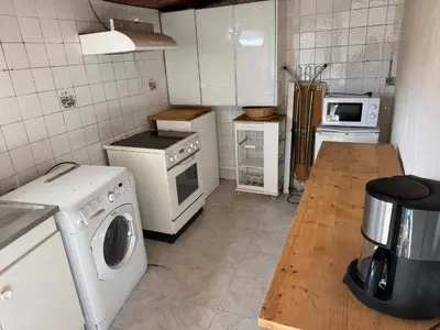Cuisine ou kitchenette dans l'établissement Maison dans village calme à la mer