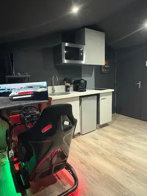 Cuisine ou kitchenette dans l'établissement racing room