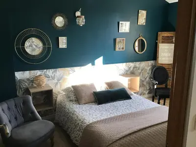 Un ou plusieurs lits dans un hébergement de l'établissement Havre de paix avec 2 chambres et salle de bain