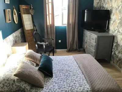 Télévision ou salle de divertissement dans l'établissement Havre de paix avec 2 chambres et salle de bain