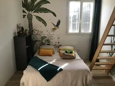 Un ou plusieurs lits dans un hébergement de l'établissement Havre de paix avec 2 chambres et salle de bain