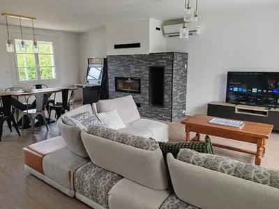 Télévision ou salle de divertissement dans l'établissement Maison Cosy Porte de La Rochelle
