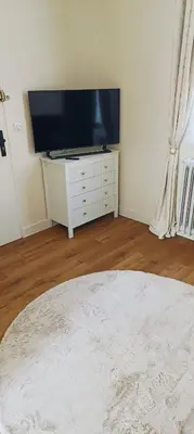 Télévision ou salle de divertissement dans l'établissement Studio Neuf idéalement placé avec TERRASSE et JARDIN