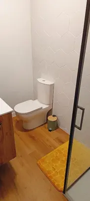 Salle de bains dans l'établissement Studio Neuf idéalement placé avec TERRASSE et JARDIN