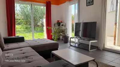 Télévision ou salle de divertissement dans l'établissement POITIERS Séjour