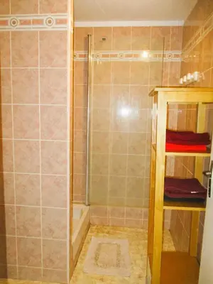 Salle de bains dans l'établissement à 10mn RN10 et RN141 ,15mn Angouleme, Cognac, Barbezieux,1h Bordeaux, !