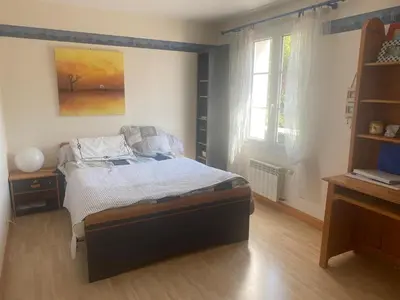 Un ou plusieurs lits dans un hébergement de l'établissement Villa avec jardin et piscine 3 minutes de la Rochelle