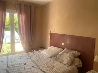 Un ou plusieurs lits dans un hébergement de l'établissement Villa avec jardin et piscine 3 minutes de la Rochelle