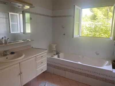 Salle de bains dans l'établissement Villa avec jardin et piscine 3 minutes de la Rochelle