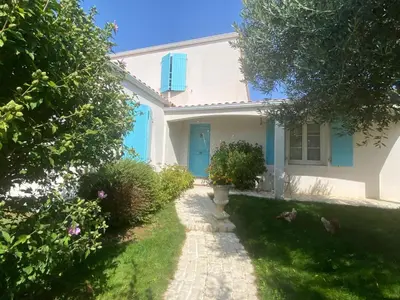Jardin de l'établissement Villa avec jardin et piscine 3 minutes de la Rochelle