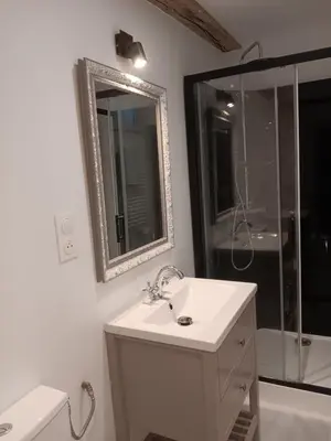 Salle de bains dans l'établissement Les romarins