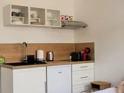 Cuisine ou kitchenette dans l'établissement Studio Moderne et Confortable - Clim & Futuroscope