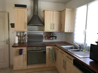 Cuisine ou kitchenette dans l'établissement Maison contemporaine au calme avec jardin arboré