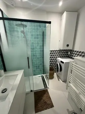 Salle de bains dans l'établissement La cour des anglais, centre ville, LR106