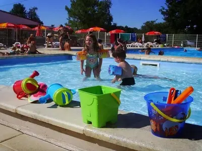 Piscine de l'établissement Chalet avec Terrasse à Saint-Sornin pour 4 personnes - API-1-52-414 ou située à proximité