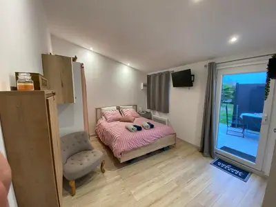 Un ou plusieurs lits dans un hébergement de l'établissement Maisonnette cosy au calme terrasse local vélo