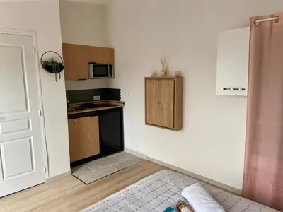 Cuisine ou kitchenette dans l'établissement Maisonnette cosy au calme terrasse local vélo