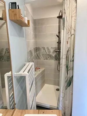 Salle de bains dans l'établissement Maisonnette cosy au calme terrasse local vélo