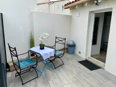 Balcon ou terrasse dans l'établissement Maisonnette cosy au calme terrasse local vélo