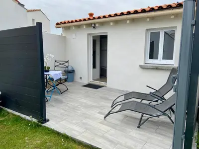 Terrasse ou espace extérieur de l'établissement Maisonnette cosy au calme terrasse local vélo