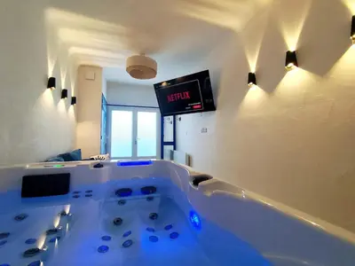 Télévision ou salle de divertissement dans l'établissement Santorini, Relaxing Spa, Terrace and Parking