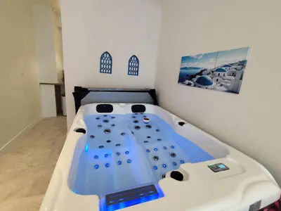 Plan de l'établissement Santorini, Relaxing Spa, Terrace and Parking
