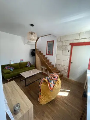 Coin salon dans l'établissement Maison avec terrasse et jardin