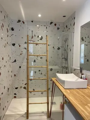 Salle de bains dans l'établissement Maison avec terrasse et jardin
