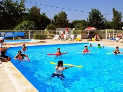 Piscine de l'établissement Mobil-home 32m² pour 8 pers, terrasse, Saint-Sornin - API-1-52-399 ou située à proximité