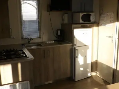 Cuisine ou kitchenette dans l'établissement Mobil Home avec Terrasse pour 6 personnes - API-1-52-381