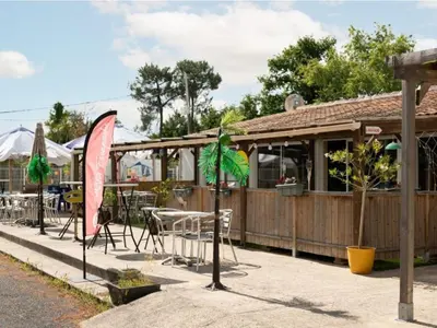 Restaurant ou autre lieu de restauration dans l'établissement Mobil home pour 6 personnes avec terrasse - API-1-52-390