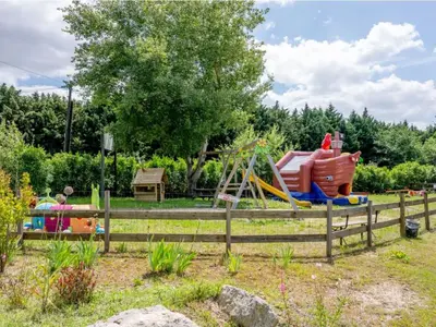 Aire de jeux pour enfants de l'établissement Mobil home pour 6 personnes avec terrasse - API-1-52-390