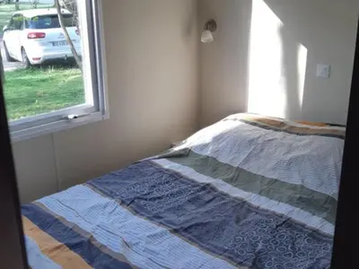 Un ou plusieurs lits dans un hébergement de l'établissement Mobil-home confortable avec terrasse, 3 chambres pour 6 personnes - API-1-52-752
