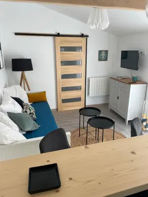 Un ou plusieurs lits dans un hébergement de l'établissement Studio charmant