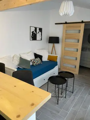 Un ou plusieurs lits dans un hébergement de l'établissement Studio charmant