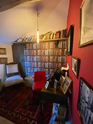 Bibliothèque dans la villa