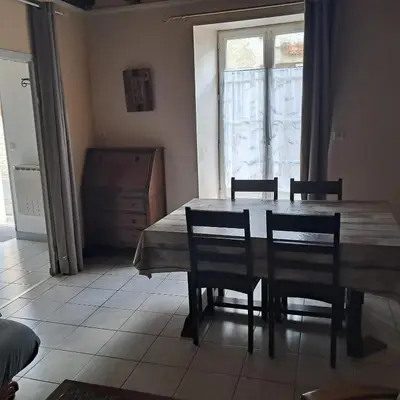Coin salon dans l'établissement Maison familiale à Maillé avec vélos