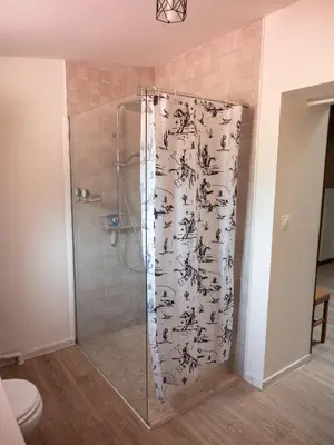 Salle de bains dans l'établissement Appartement Le Saloon - détente & BD