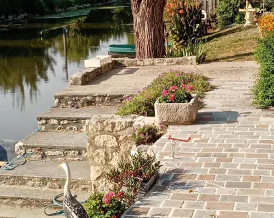 Jardin de l'établissement MARAIS POITEVIN Gîte Nature et Serein Vue imprenable sur la rivière Calme absolu Idéal pour familles couples voyageurs