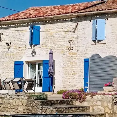 MARAIS POITEVIN Gîte Nature et Serein Vue imprenable sur la rivière Calme absolu Idéal pour familles couples voyageurs