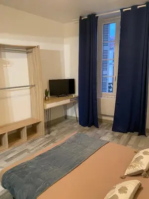 Télévision ou salle de divertissement dans l'établissement Chambres centre ville Chateauneuf
