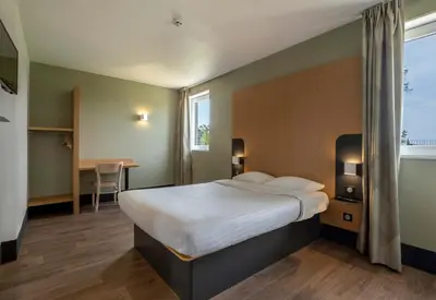 Un ou plusieurs lits dans un hébergement de l'établissement B&B HOTEL Niort Marais Poitevin Est